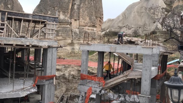 Peri bacalarındaki otelin yıkımı başladı