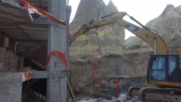 i Kapadokya'daki kaçak yapılar yıkılıyor