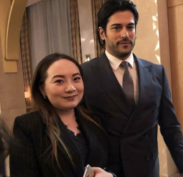 Burak Özçivit kadın hayranlarının ilgi odağı haline geldi