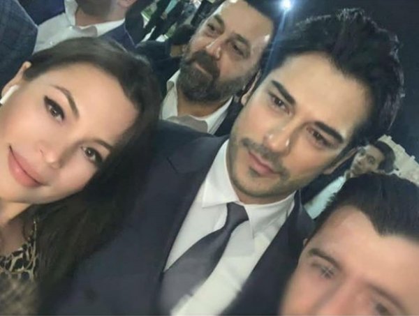 Burak Özçivit kadın hayranlarının ilgi odağı haline geldi