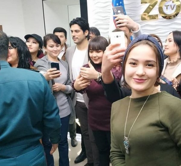 Burak Özçivit kadın hayranlarının ilgi odağı haline geldi