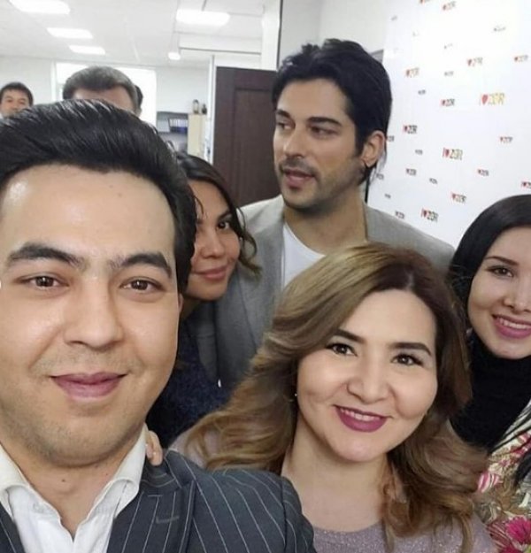 Burak Özçivit kadın hayranlarının ilgi odağı haline geldi