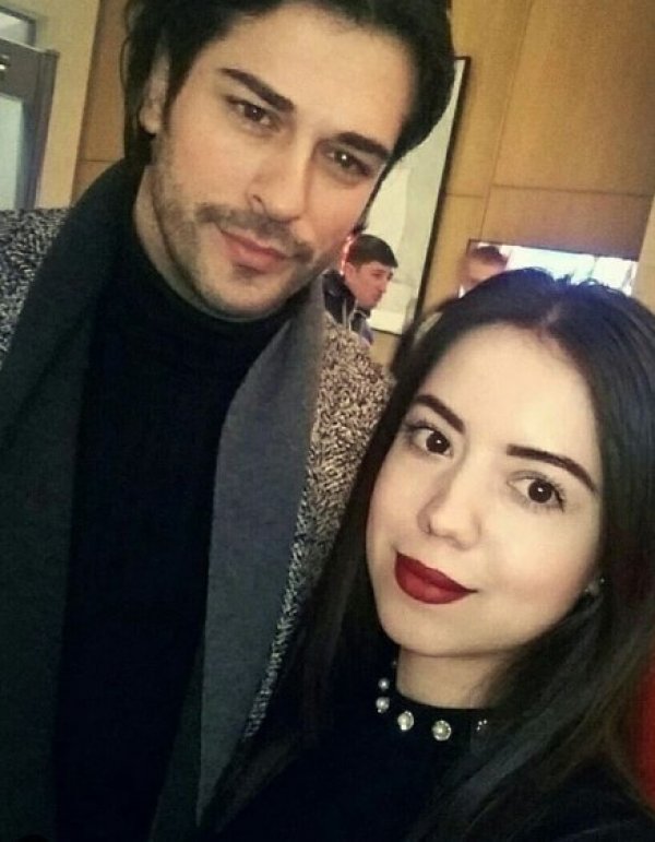 Burak Özçivit kadın hayranlarının ilgi odağı haline geldi