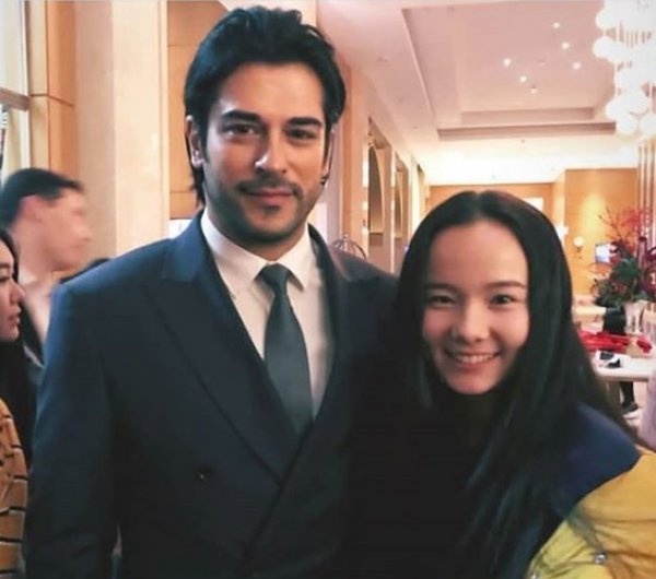 Burak Özçivit kadın hayranlarının ilgi odağı haline geldi