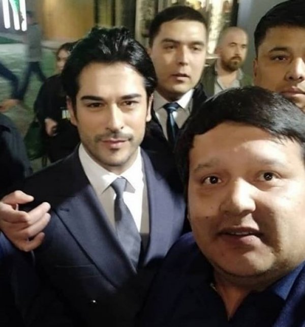 Burak Özçivit kadın hayranlarının ilgi odağı haline geldi