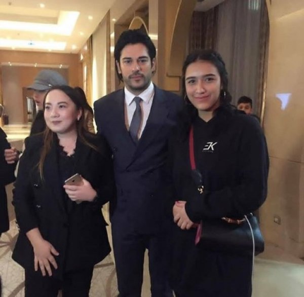 Burak Özçivit kadın hayranlarının ilgi odağı haline geldi