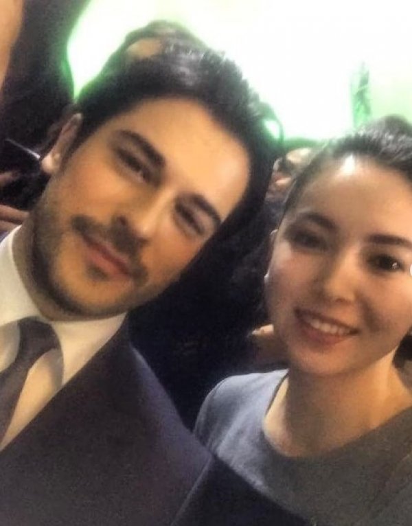 Burak Özçivit kadın hayranlarının ilgi odağı haline geldi