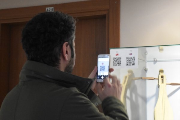 a Müzik Müzesi'nde karekod okutma dönemi