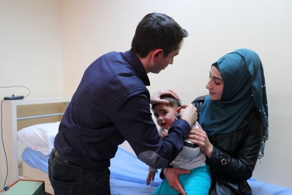 Diyarbakırlı Yaren 2.5 yaşında duymaya başladı