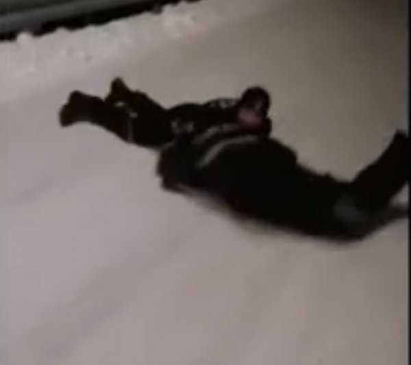 Norveç polisinin kar eğlencesi