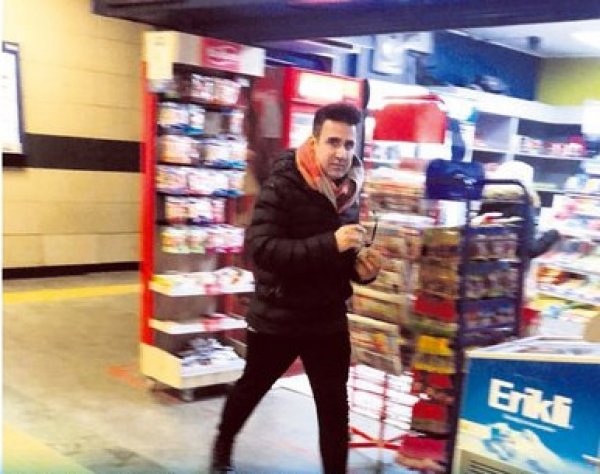 Metroyla yolculuk yapan Emrah