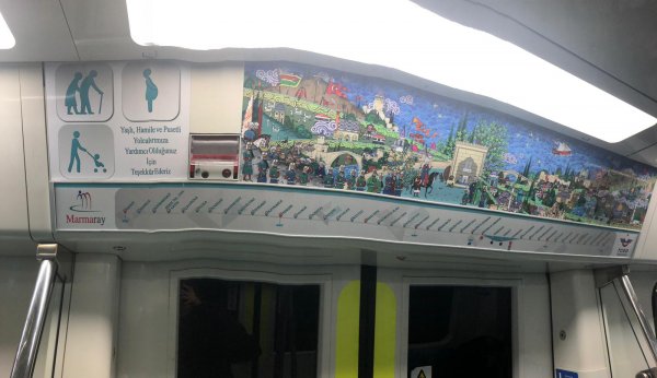 Marmaray trenlerinde 43 duraklı tabelalar asıldı