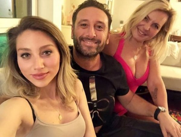 Seda Akgül mini elbisesiyle poz verdi