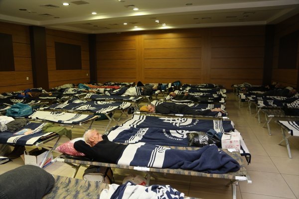 a Sokakta kalan evsizler sıcak yuvaya alındı