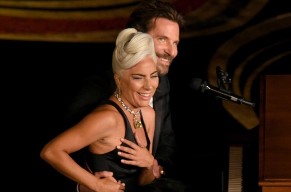 Demet Akalın Irina Shayk'ı uyardı