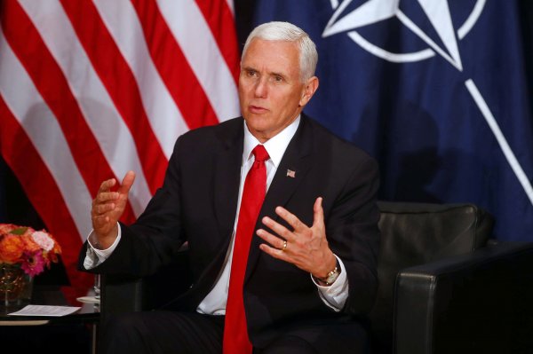 r Pence: Dünyadan izole ederiz