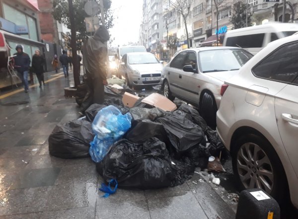 Şişli'nin sokaklarında çöp tepeleri