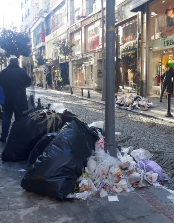 Şişli'nin sokaklarında çöp tepeleri
