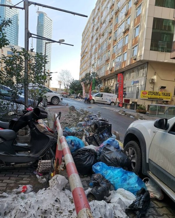 Şişli'nin sokaklarında çöp tepeleri