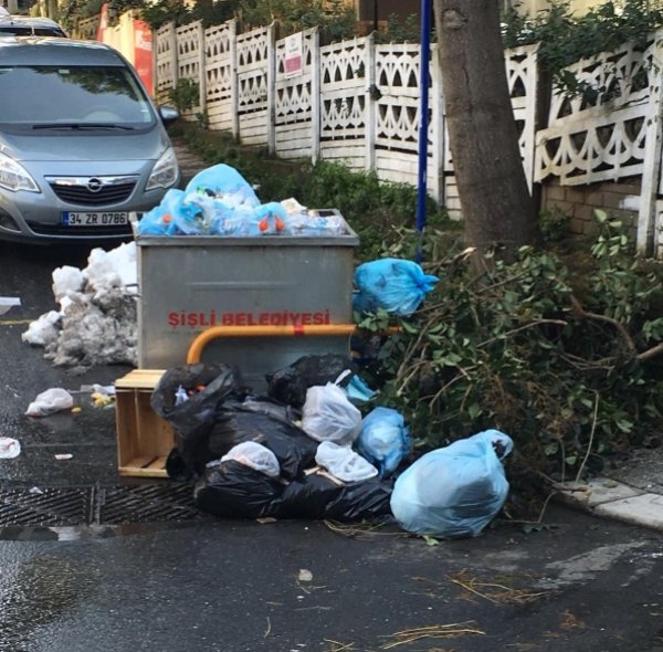 Şişli'nin sokaklarında çöp tepeleri
