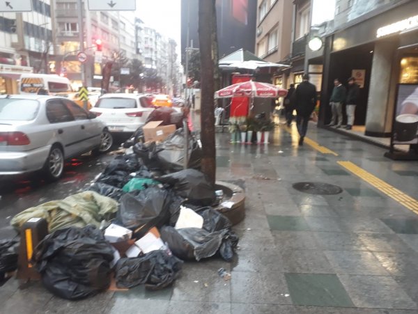 Şişli'nin sokaklarında çöp tepeleri