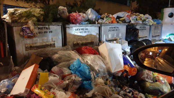 Şişli'nin sokaklarında çöp tepeleri