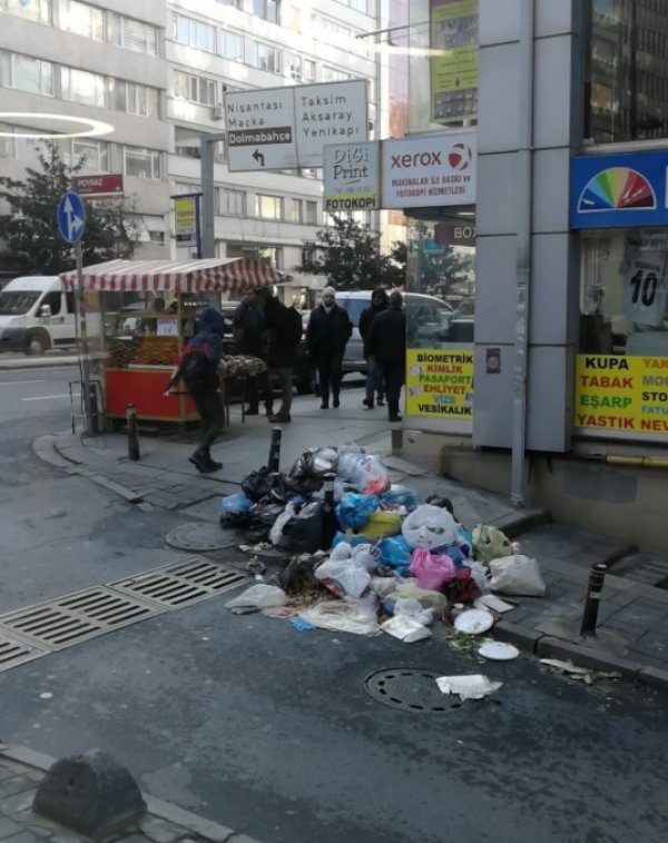 Şişli'nin sokaklarında çöp tepeleri