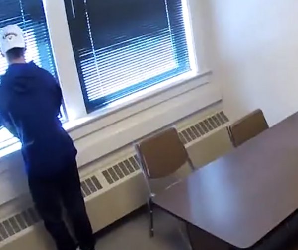 Kelepçeli şüpheli, camdan atlayıp kaçtı