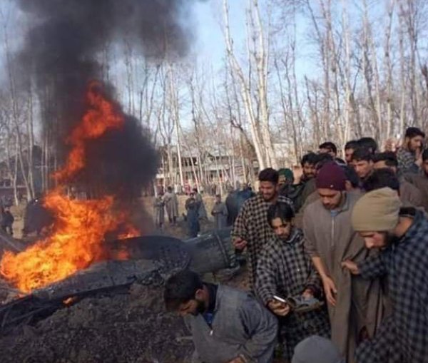 Pakistan, Keşmir'de Hindistan uçağını düşürdü