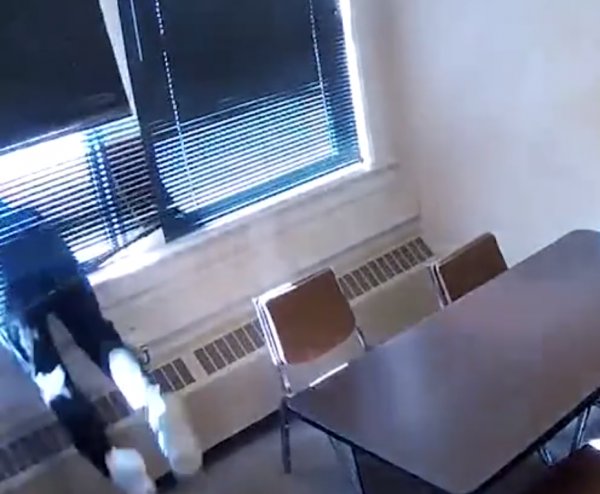 Kelepçeli şüpheli, camdan atlayıp kaçtı