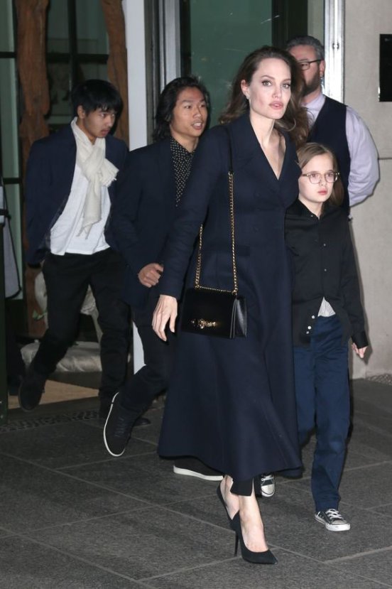Angelina Jolie 6 çocuğunu yanında getirdi