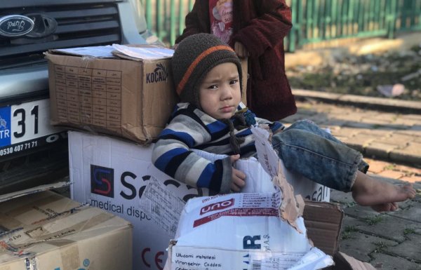 Oyuncakları gören Özbek çocuklar jandarmanın yanına koştu