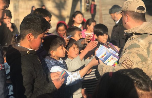 Oyuncakları gören Özbek çocuklar jandarmanın yanına koştu