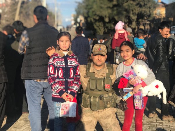 Oyuncakları gören Özbek çocuklar jandarmanın yanına koştu