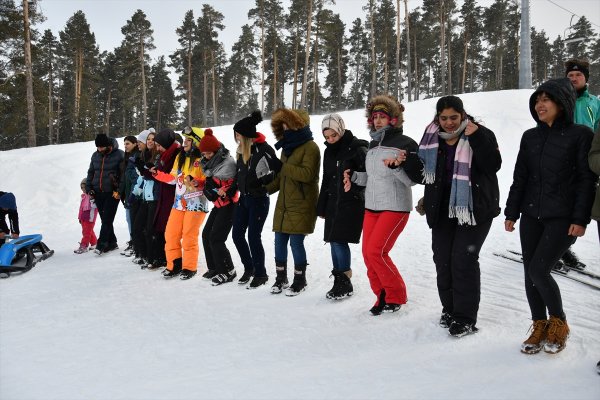 Karda yuvarlanan kaşarı yakalamak için yarıştılar