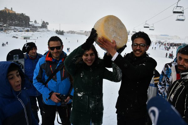 Karda yuvarlanan kaşarı yakalamak için yarıştılar