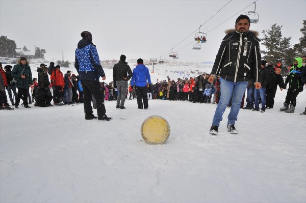 Karda yuvarlanan kaşarı yakalamak için yarıştılar