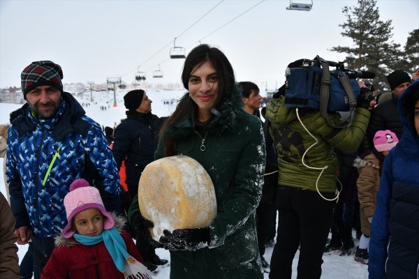 Karda yuvarlanan kaşarı yakalamak için yarıştılar