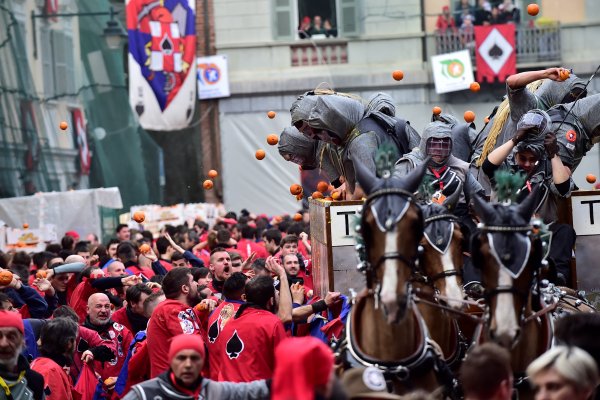 r İtalya'da Portakal Savaşları başladı