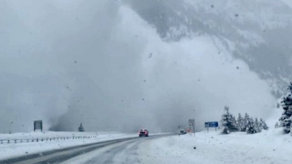 ABD'de otoyala çığ düştü