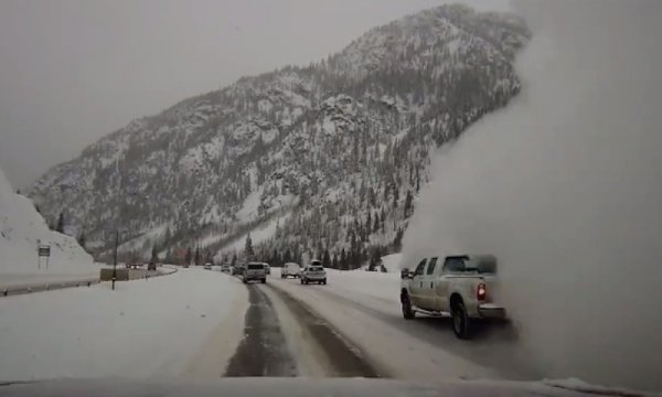 ABD'de otoyala çığ düştü