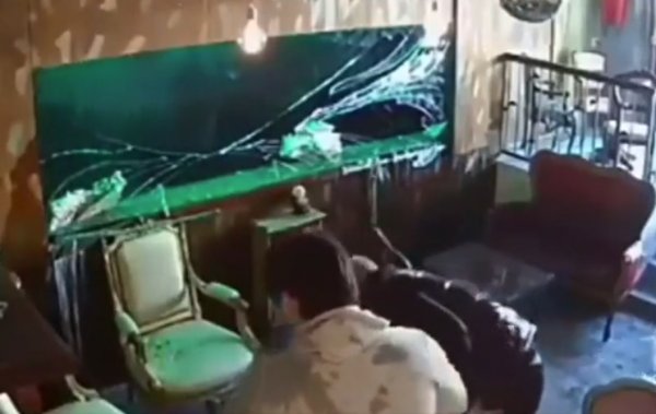 Karadağ'da kırılan akvaryum müşterileri ıslattı