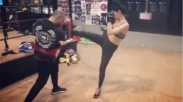 Özge Özpirinçci kick boksa başladı