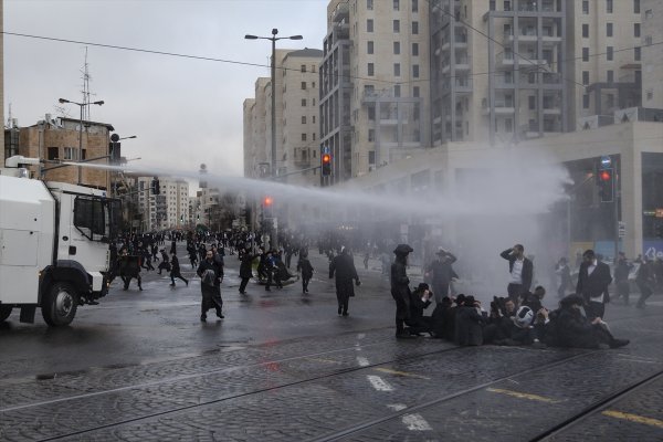 a İsrail polisinden Ultra-Ortodoks Yahudilerine müdahale