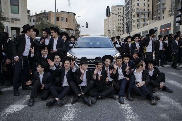 a İsrail polisinden Ultra-Ortodoks Yahudilerine müdahale
