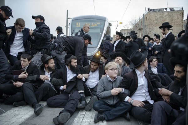 a İsrail polisinden Ultra-Ortodoks Yahudilerine müdahale