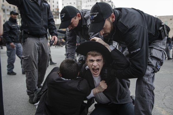 a İsrail polisinden Ultra-Ortodoks Yahudilerine müdahale