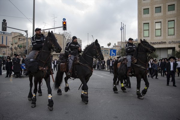 a İsrail polisinden Ultra-Ortodoks Yahudilerine müdahale