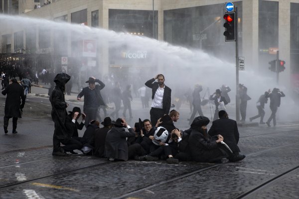 a İsrail polisinden Ultra-Ortodoks Yahudilerine müdahale