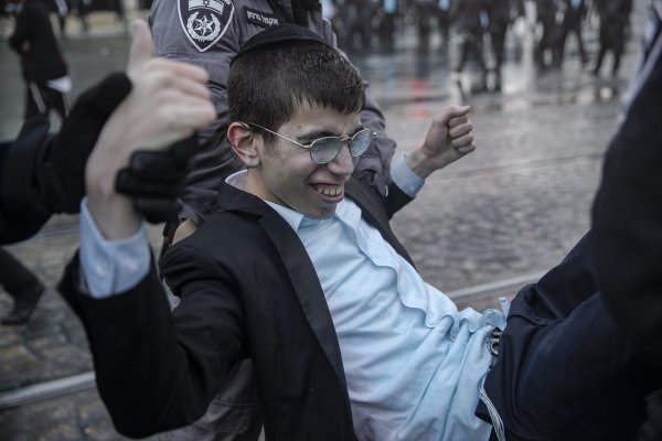 a İsrail polisinden Ultra-Ortodoks Yahudilerine müdahale
